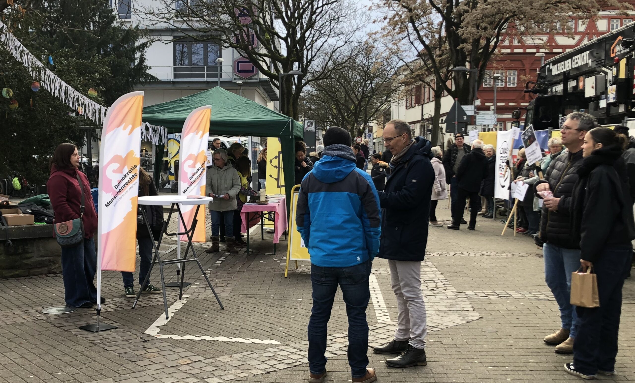 Kirchheimer Bündnis für Demokratie - Gespräche in der Fußgängerzone zur Landtagswahl "Demokratie stärken - Menschenrechte umsetzen"